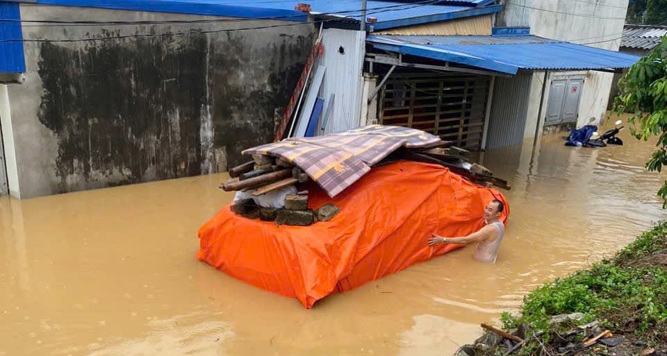 Cách bảo vệ ô tô mùa lũ giá rẻ, hữu ích